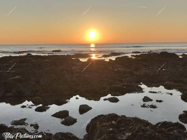 Photo Plage de la Normandelière : Coucher de soleil à la Plage de la Normandelière à Brétignolles-sur-Mer.c, Coucher de soleil, Brétignolles-sur-Mer, rochers, mer