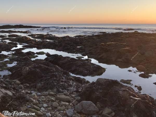 Photo Plage de la Normandelière : Coucher de soleil à la Plage de la Normandelière à Brétignolles-sur-Mer.c, Coucher de soleil, Brétignolles-sur-Mer, rochers, mer