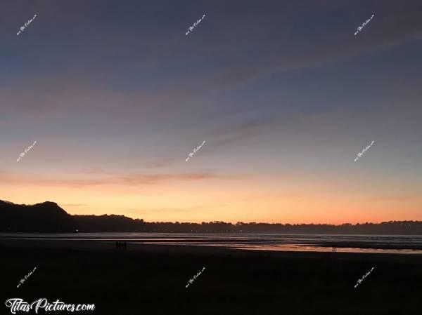 Photo Saint-Michel-en-grève : Coucher de soleil à Saint-Michel-en-grève dans les Cotes d’Armor 😍c, Coucher de soleil, Saint-Michel-en-grève, Mer, Sable