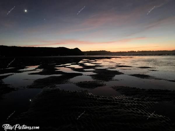 Photo Saint-Michel-en-grève : Coucher de soleil à Saint-Michel-en-grève dans les Cotes d’Armor 😍c, Coucher de soleil, Saint-Michel-en-grève, Mer, Sable