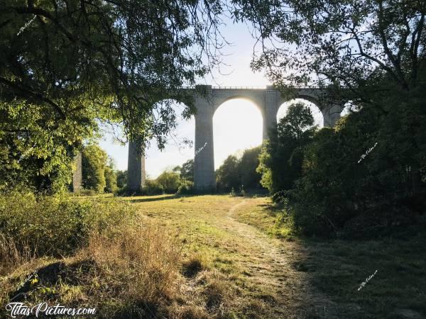 Photo St-Laurent-sur-Sèvre : Le Pont de Barbin au parc de la Barbinière. Après une bonne petite marche le long de la Sèvre Nantaise, on se retrouve face à ce beau viaduc.c, Pont, Nature, Arbres