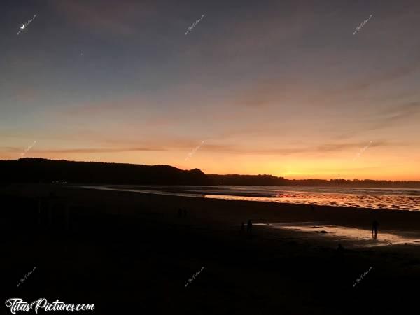 Photo Saint-Michel-en-grève : Coucher de soleil à Saint-Michel-en-grève dans les Cotes d’Armor 😍c, Coucher de soleil, Saint-Michel-en-grève, Mer, Sable