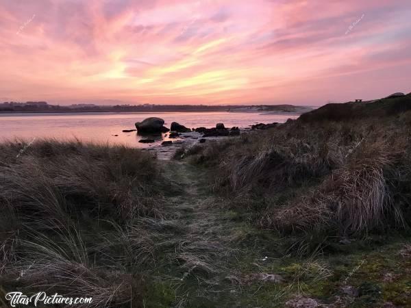 Photo La Baie du Kernic : Coucher de soleil sur la Baie du Kernic. Trop belles couleurs ce soir-là 😍c, Baie du Kernic, Coucher de soleil, Mer, Dunes, Rochers