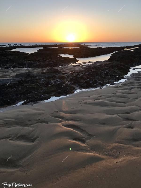 Photo Plage de Sauveterre : Coucher de soleil à la Plage de Sauveterre à Olonne-sur-Mer.c, Plage de Sauveterre, Olonne-sur-Mer, Coucher de soleil, Mer, Rochers, Sable