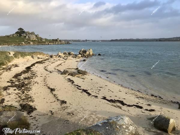 Photo La Baie du Kernic : La Baie du Kernic à marée haute. Les traînées noires sont du goëmon rejeté par les marées hautes. On peut voir 2 KiteSurfs dans le fond..c, Baie du Kernic, mer, sable, rochers, goëmon