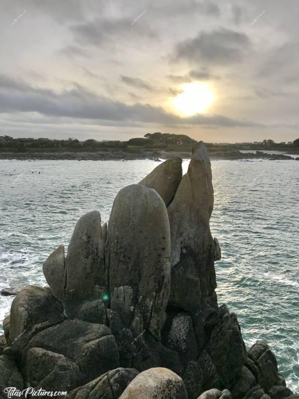 Photo Crac’h Zu : Crac’h Zu près de Cléder. Un joli spot pour les surfeurs confirmés et avertis. Malheureusement, c’était un peu couvert ce jour-là .. 😕c, Crac’h Zu, Mer, rochers