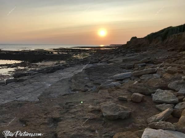 Photo La Plage du Veillon : La Plage du Veillon à Talmont-Saint-Hilaire.c, Plage, Rochers, Coucher du soleil, Mer