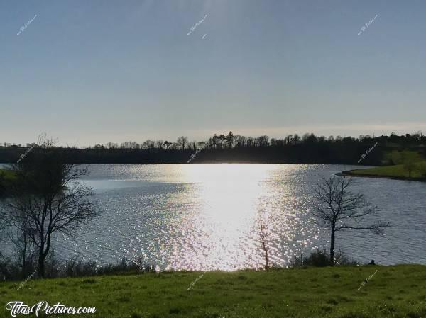 Photo La Retenue de Rochereau : Rayons de soleil sur la Retenue de Rochereau à Sigournais.c, Retenue de Rochereau, Lac