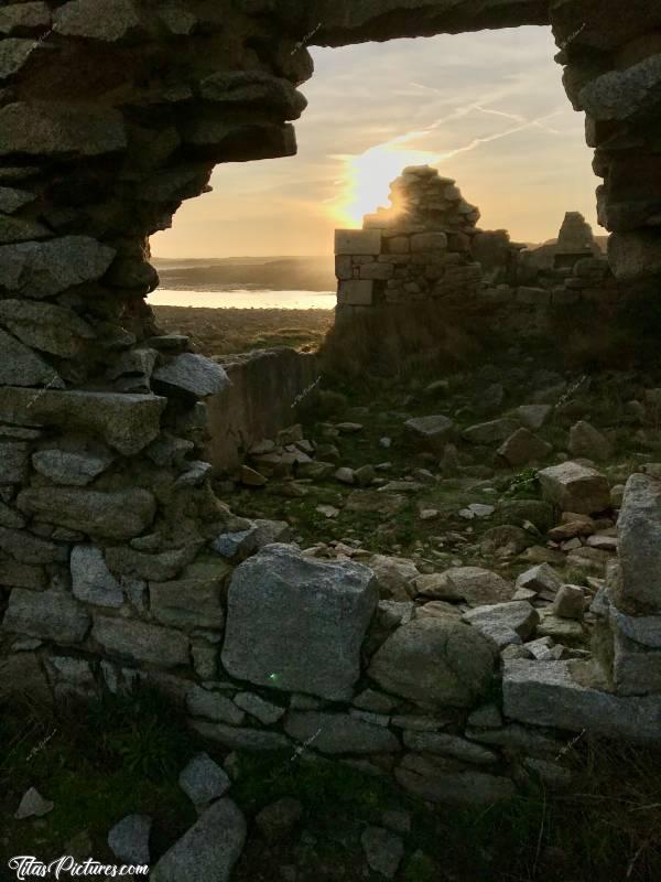 Photo Île Grande : Coucher de soleil sur des ruines à Île Grande dans les Côtes d’Armor.c, Île Grande, Coucher de soleil, Ruines, rochers, mer