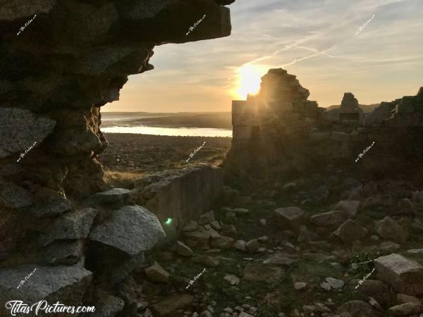 Photo Île Grande : Coucher de soleil sur des ruines à Île Grande dans les Côtes d’Armor.c, Île Grande, Coucher de soleil, Ruines, rochers, mer