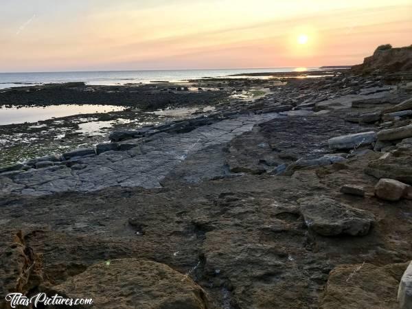 Photo La Plage du Veillon : La Plage du Veillon à Talmont-Saint-Hilaire.c, Plage, Rochers, Coucher du soleil, Mer