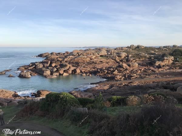 Photo La cote de Granit rose : La cote de Granit rose dans les Côtes d’Armor en Bretagne.c, Granit rose, Rochers, mer