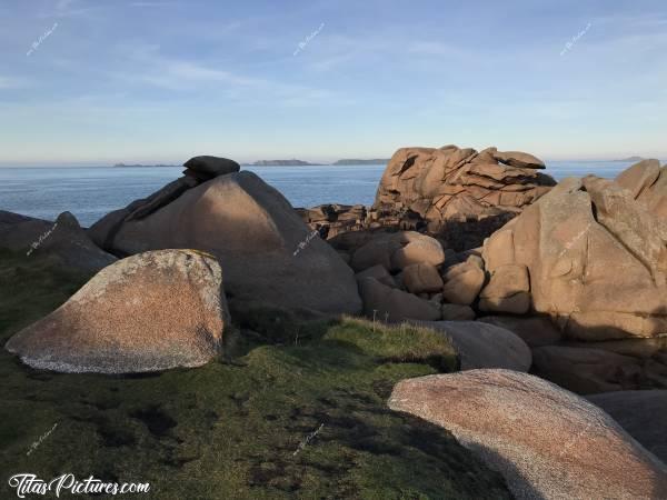 Photo La cote de Granit rose : La cote de Granit rose dans les Côtes d’Armor en Bretagne.c, Granit rose, Rochers, mer