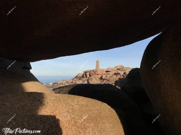 Photo Le Phare de Ploumanac’h : Le Phare de Ploumanac’h sur la côte de granit rose.c, Granit rose, Rochers, mer, phare