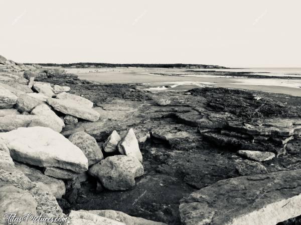 Photo La Plage du Veillon : La Plage du Veillon à Talmont-Saint-Hilaire (85)c, Plage, Sable, Rochers, Mer, Noir et Blanc