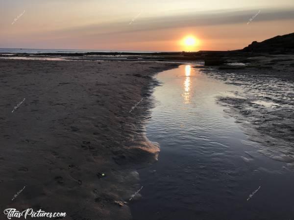 Photo La Plage du Veillon : La Plage du Veillon à Talmont-Saint-Hilaire. Un soir d’été après une chaleur étouffante, quel plaisir de marcher dans l’eau et le sable mouillé pour se rafraîchir 😍🥰😎c, Tita’s Pictures, Plage du Veillon, Sable, Rochers, Coucher du soleil, Mer