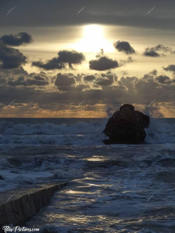 Photo Saint-Gilles-Croix-de-Vie : Coucher de soleil à Saint-Gilles-Croix-de-Vie.c, Saint-Gilles-Croix-de-Vie, Coucher de soleil, Mer, Rochers