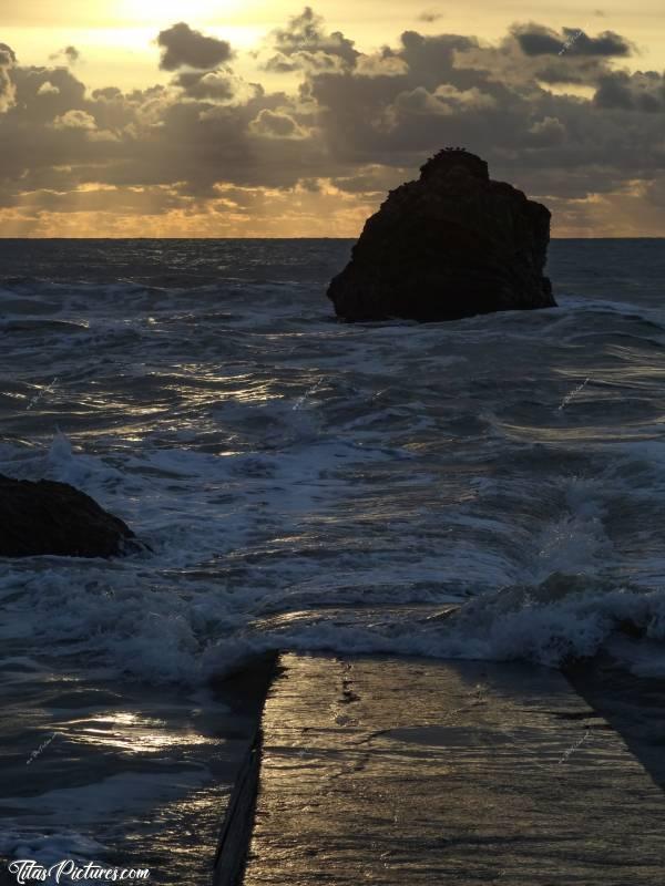 Photo Saint-Gilles-Croix-de-Vie : Coucher de soleil à Saint-Gilles-Croix-de-Vie.
Attention ! La vague arrive 😅😍c, Saint-Gilles-Croix-de-Vie, Coucher de soleil, Mer, Rochers