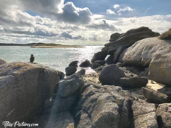 Photo La Baie du Kernic (29) : Mon endroit préféré face à la Dune où se trouvait jadis une maison qui fut démontée pierres par pierres car la mer menaçait de l’emporter.c, Mer, rochers, nuages