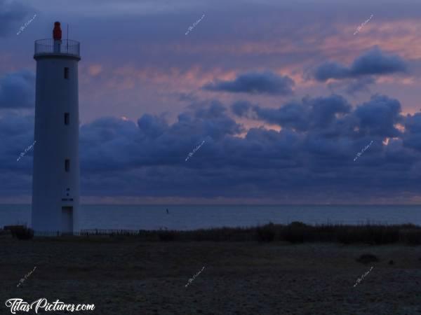 Photo Le feu de Grosse Terre : Le feu de Grosse Terre à Saint-Gilles.c, Le feu de Grosse Terre, Phare, Saint-Gilles