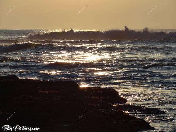 Photo Coucher de soleil : Coucher de soleil sur la mer bien agitée..c, Coucher de soleil, mer, vagues