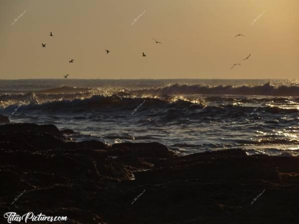 Photo Coucher de soleil : Coucher de soleil sur une mer agitée..c, Coucher de soleil, mer, vagues, rochers