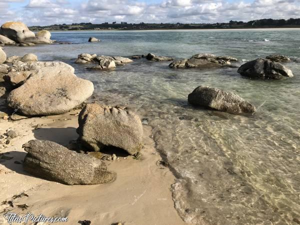 Photo La Baie du Kernic (29) : Je ne me lasserais jamais de regarder cette eau si claire que l’on peut voir dans le Finistère. Tellement claire que l’on peut voir les crabes et les petits poissons qui fuient à l’approche de nos pas.c, Mer, rochers, sables