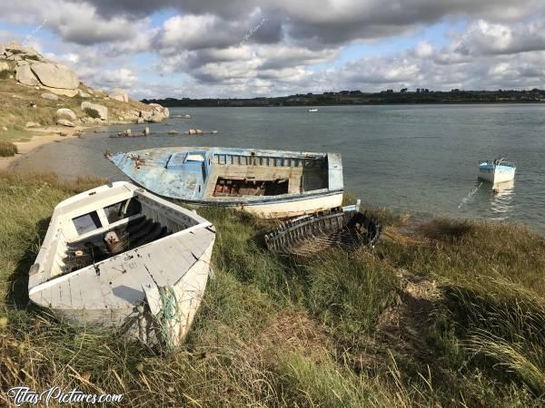Photo La Baie du Kernic (29) : Des barques laissées à l’abandon se décomposent  tout doucement au fil du temps..c, Mer, rochers, vieux bateaux