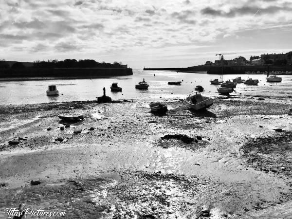 Photo Saint-Gilles-Croix-de-Vie : Saint-Gilles-Croix-de-Vie vu du quai Marcel Bernard. Pour aller en mer, c’est la petite ouverture en face au milieu 😅c, Saint-Gilles-Croix-de-Vie, Quai Marcel Bernard, Bateaux