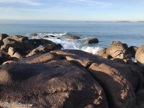 Photo La Côte de Granit rose : La côte de Granit rose dans les Côtes d’Armor en Bretagne.c, Granit rose, rochers, mer