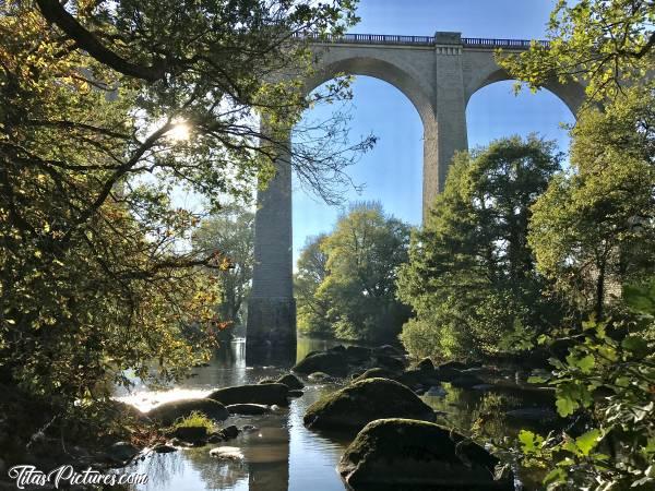 Photo St-Laurent-sur-Sèvre : Le Pont de Barbin au parc de la Barbinièrec, Rivière, Rochers, arbres, Pont