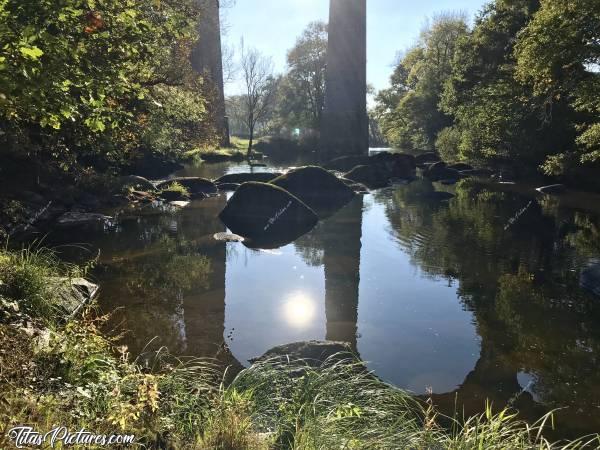 Photo St-Laurent-sur-Sèvre : Le Pont de Barbin au parc de la Barbinièrec, Rivière, Rochers, arbres, Pont