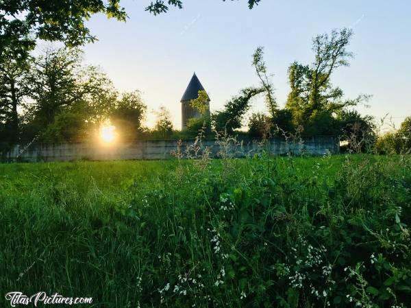 Photo Campagne du Boupère : Y’a vraiment des moulins partout dans cette campagne tout autour de St Michel Mont Mercure 😅 Encore un que je viens de découvrir par hasard en randonnant..c, Campagne, Moulin