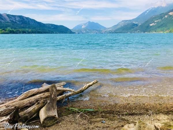 Photo Le Bout du Lac : Plage du Bout du Lac. C’est vraiment le vrai nom du Lieu😅c, Lac d’Annecy, Montagnes