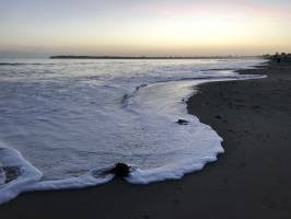 Écume dans la pénombre : La Baule, Mer, sable, écume