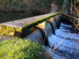 Écluse sur le Thouet : Écluse, rivière, vieilles pierres