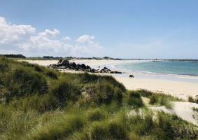 Plage des Amiets : Dunes, rochers, sable blanc, mer