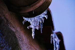 Stalactites ? : Stalactites, tuiles, pluie verglaçante