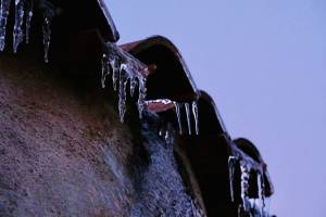 Stalactites ? : Stalactites, tuiles, grange, pluie verglaçante