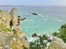 Plage de l’Île Vierge : Plage de l’Île Vierge, Crozon, Finistère, Pins, Falaises, mer turquoise