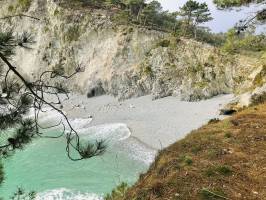 Plage de l’Île Vierge : Plage de l’Île Vierge, Crozon, Finistère, Pins, Falaises, mer turquoise