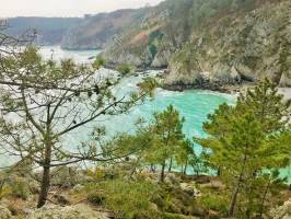 Plage de l’Île Vierge : Plage de l’Île Vierge, Crozon, Finistère, Pins, Falaises, mer turquoise