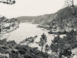 Plage de l’Île Vierge : Plage de l’Île Vierge, Crozon, Finistère, Pins, Falaises, mer turquoise