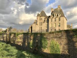 Le Château de Kerjean : Château de Kerjean, Saint-Vougay, remparts, douves
