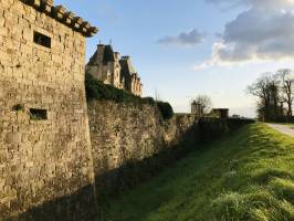 Le Château de Kerjean : Château de Kerjean, façade arrière, douves